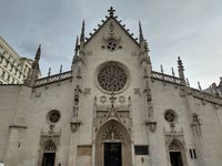 (2026) Photo de la façade de la basilique Saint-Bonaventure. On peut voir la plaque « Mémoire de Lyon » à droite de la porte d’entrée.